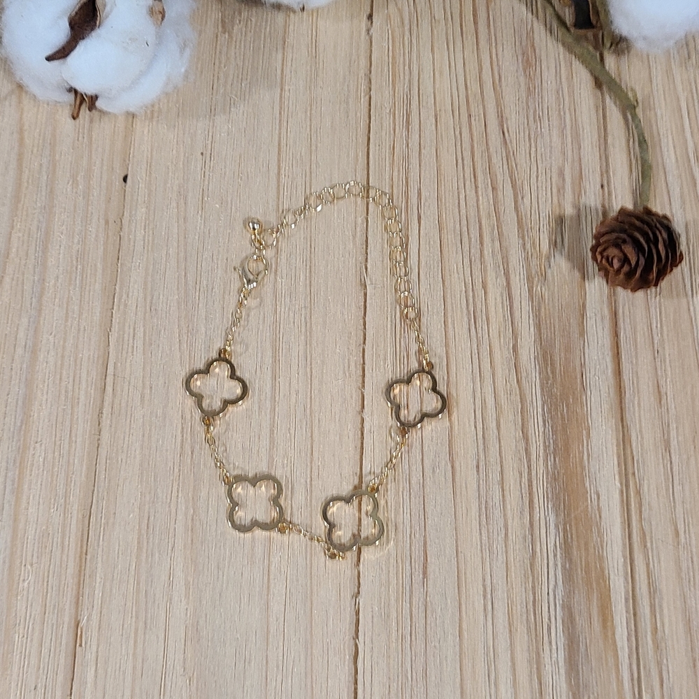 🍀🍀NEW🍀🍀BEAUTIFUL!! HOLLOW CLOVER Bracelet in GOLD Plating - Picture 10 of 15